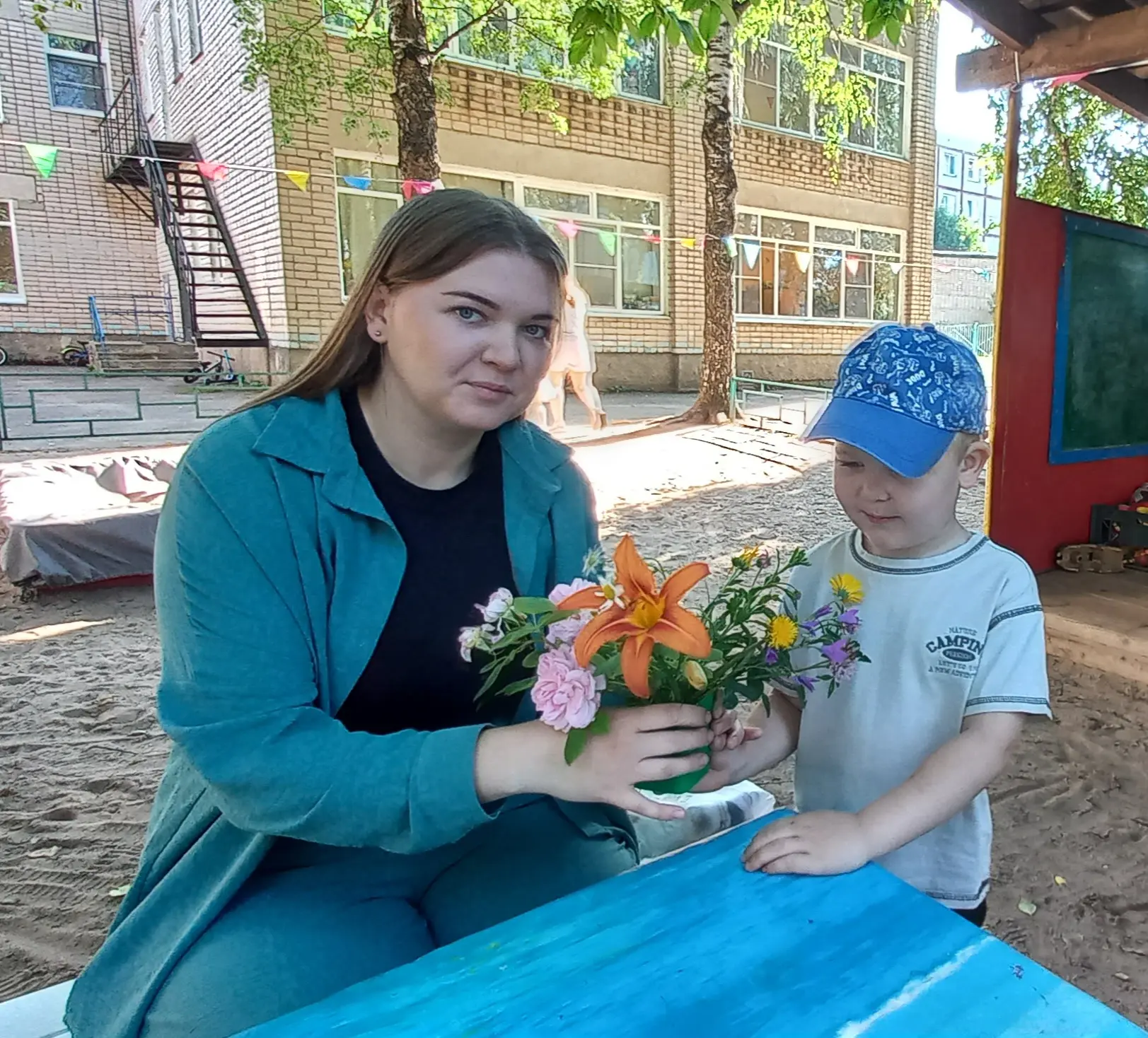 Вы замечали, как прекрасны
С букетом мамочки в руках?
И по глазам всем сразу видно –
Они от счастья 