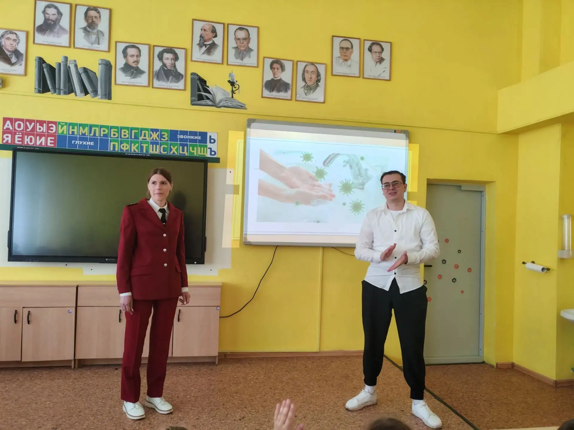 В лагере «Флагман» обсудили гигиену и нарисовали микробов: как прошла творческая встреча с Роспотреб