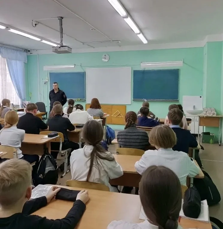 На прошлой неделе перед учениками 6 классов выступил инспектор ГИБДД с темой «Безопасность на дороге