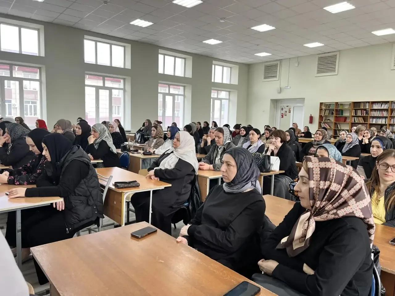 Родительское собрание в гимназии: профилактика нарушений среди подростков  23 апреля в актовом зале 