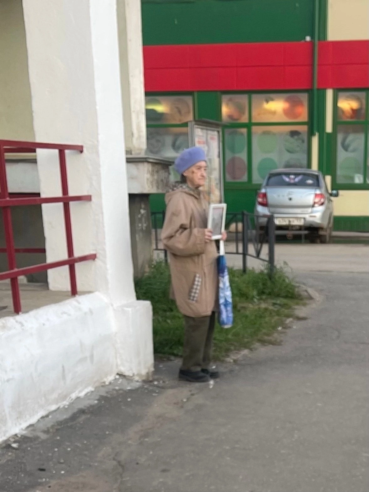 В Култаево иногда стоит бабушка, продает картины. Она и ее муж художники. Так они зараб...