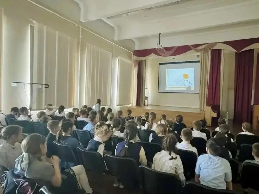 КИНОПОКАЗЫ   🎬 Друзья! В нашем Образовательном квартале продолжается проект «Кино в школе», и накану