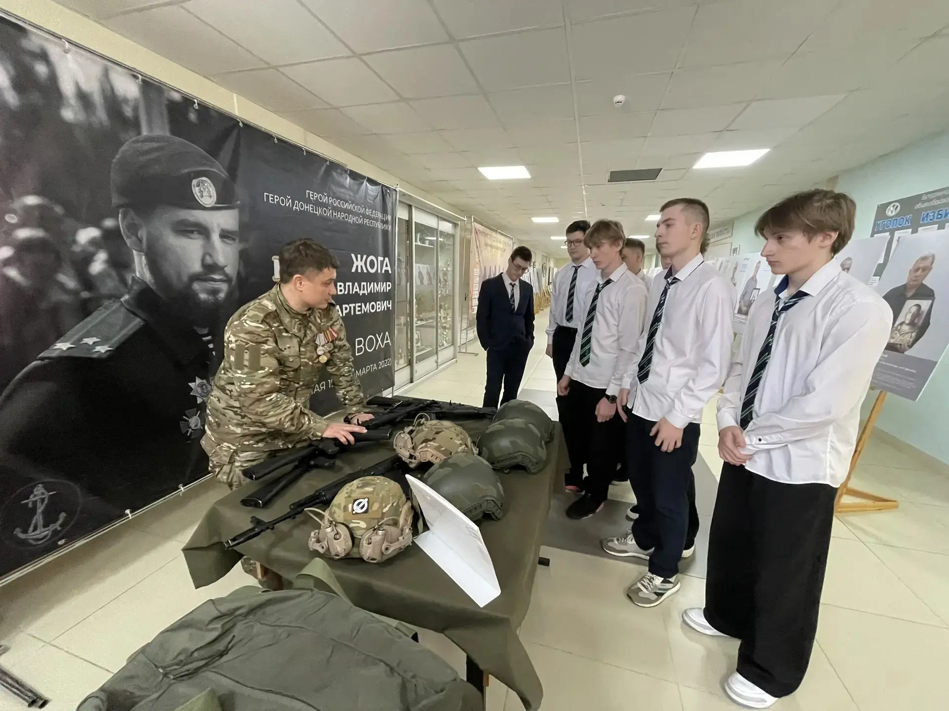 📸✨ Ученики 10-11 классов нашей школы побывали на выставке «Семья Героя» 💥 Здесь они узнали много инт