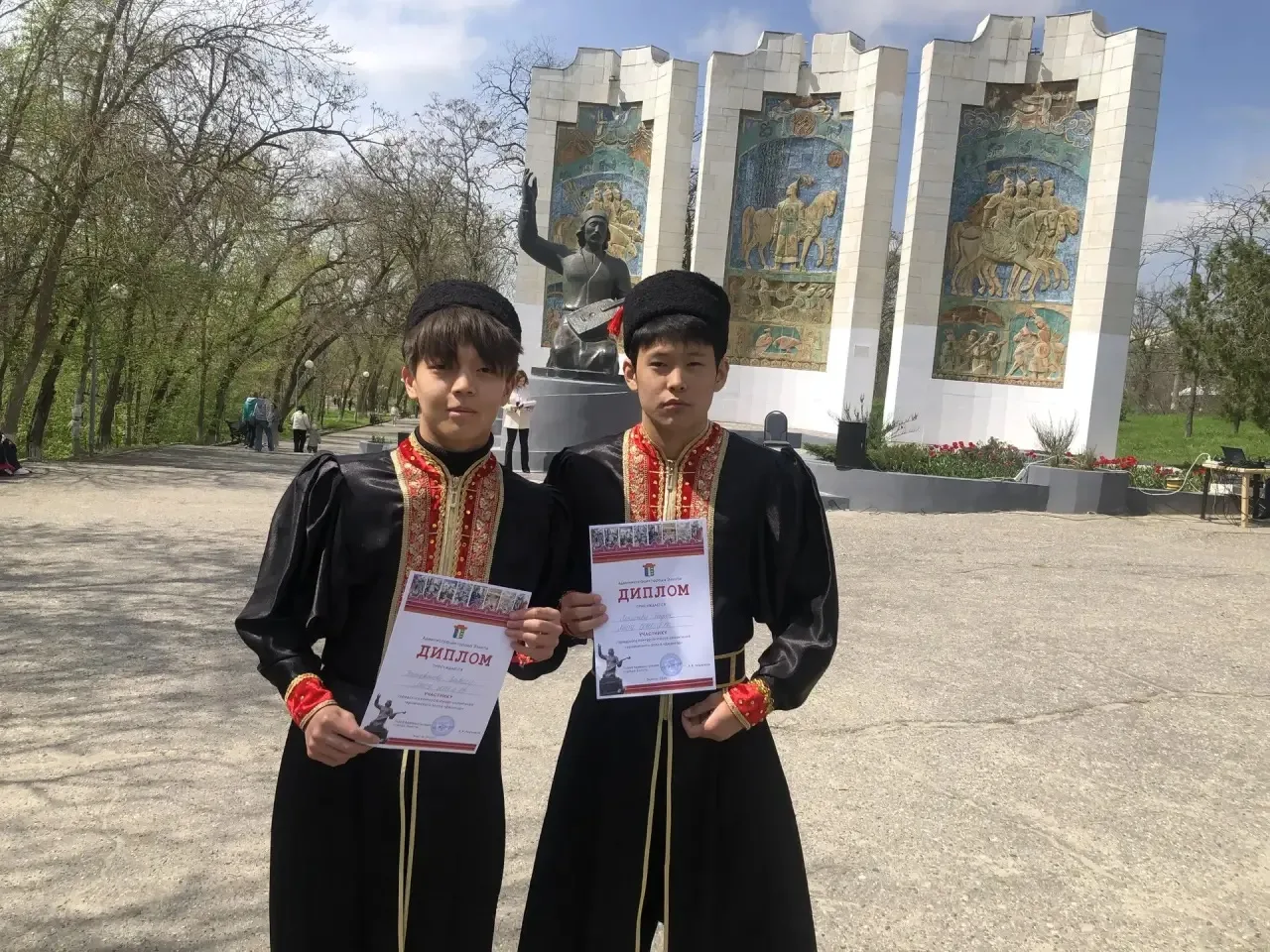 Яркая неделя родного языка: победы, традиции и «Джангар»! 🎶  В нашей школе продолжаются мероприятия 