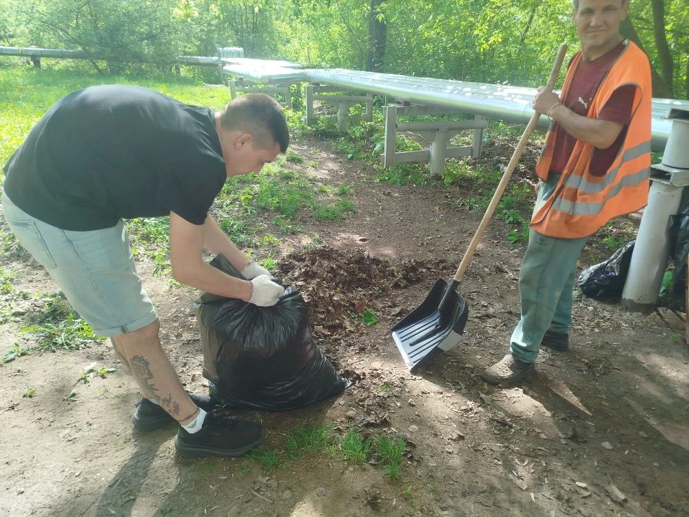 Еще один субботник прошел во дворе дома №37 по улице Голованова! 🧹🌿  Сотрудники Домоуправляющей комп