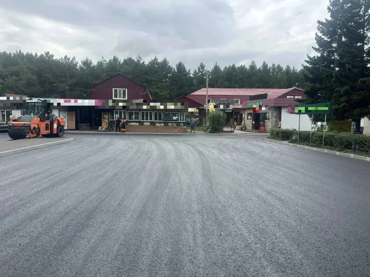 В поселке Ростовка завершили работу по благоустройству площади у центральной остановки ...