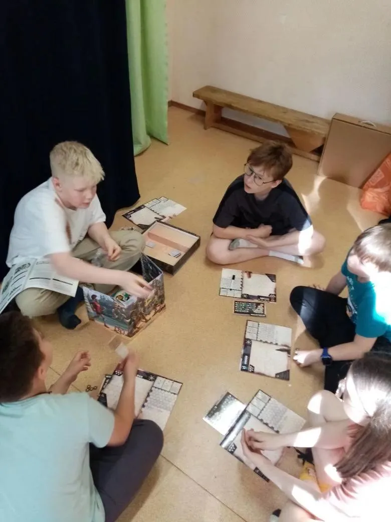 Когда игра — это путь к таланту! 🎭

🎲 С огромным интересом актёры Школьного театра участвуют в инт