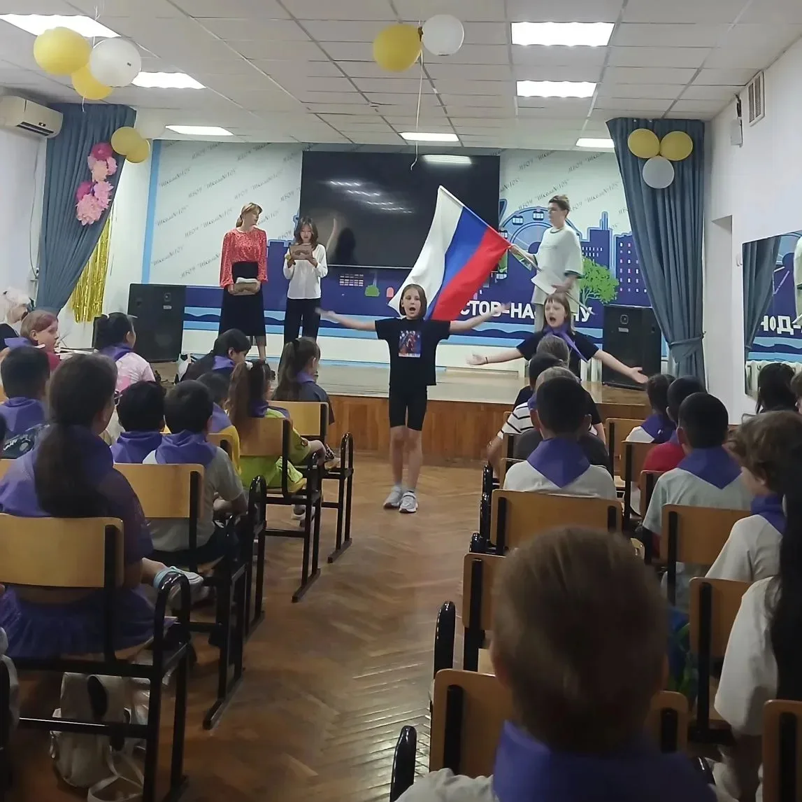 🇷🇺 День России в нашем лагере: творчество, песни и брызги воды!

Сегодняшний день в нашем школьном