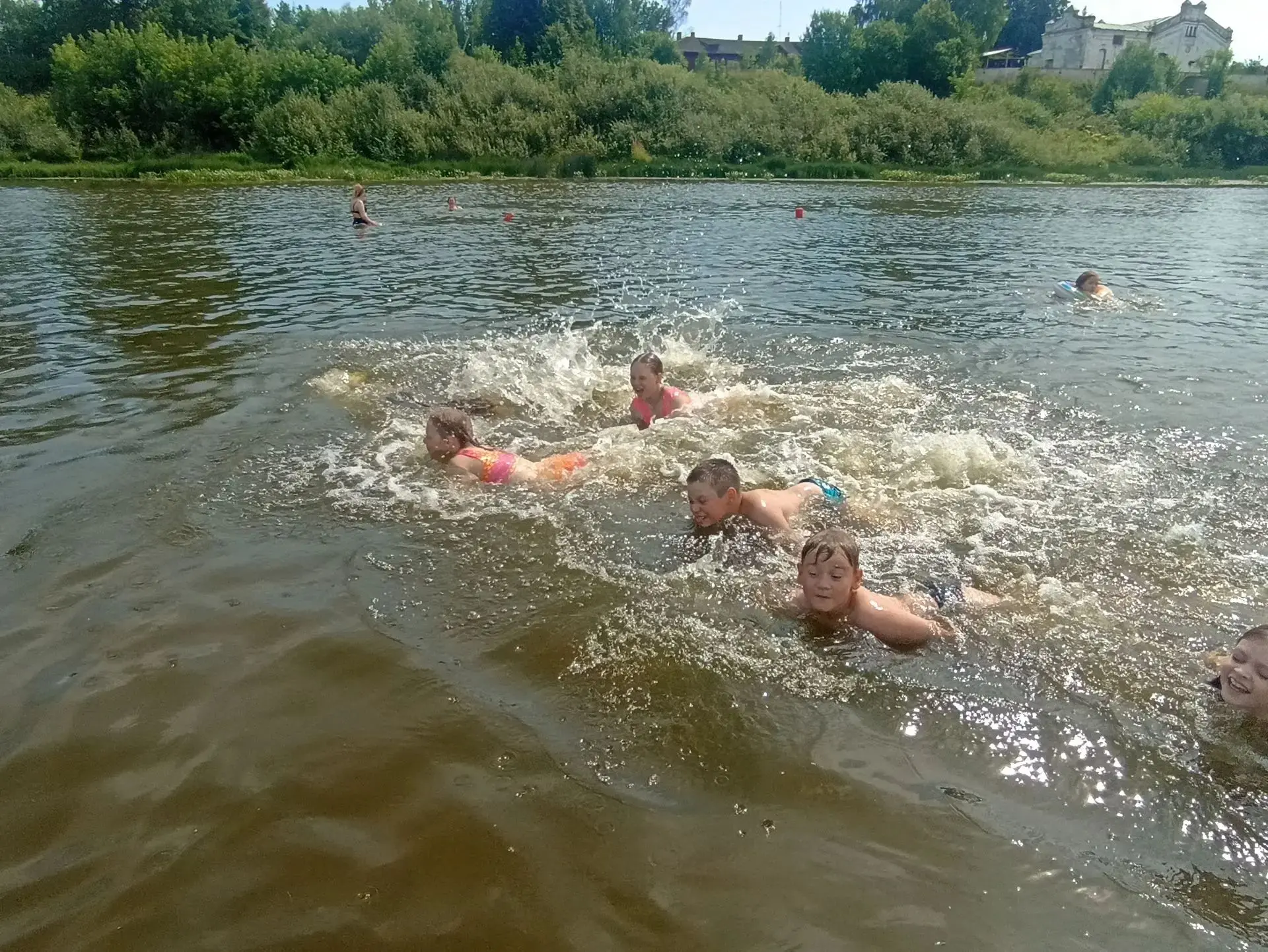 В знойные летние дни на городском пляже кипела жизнь: под руководством опытного инструктора, учителя