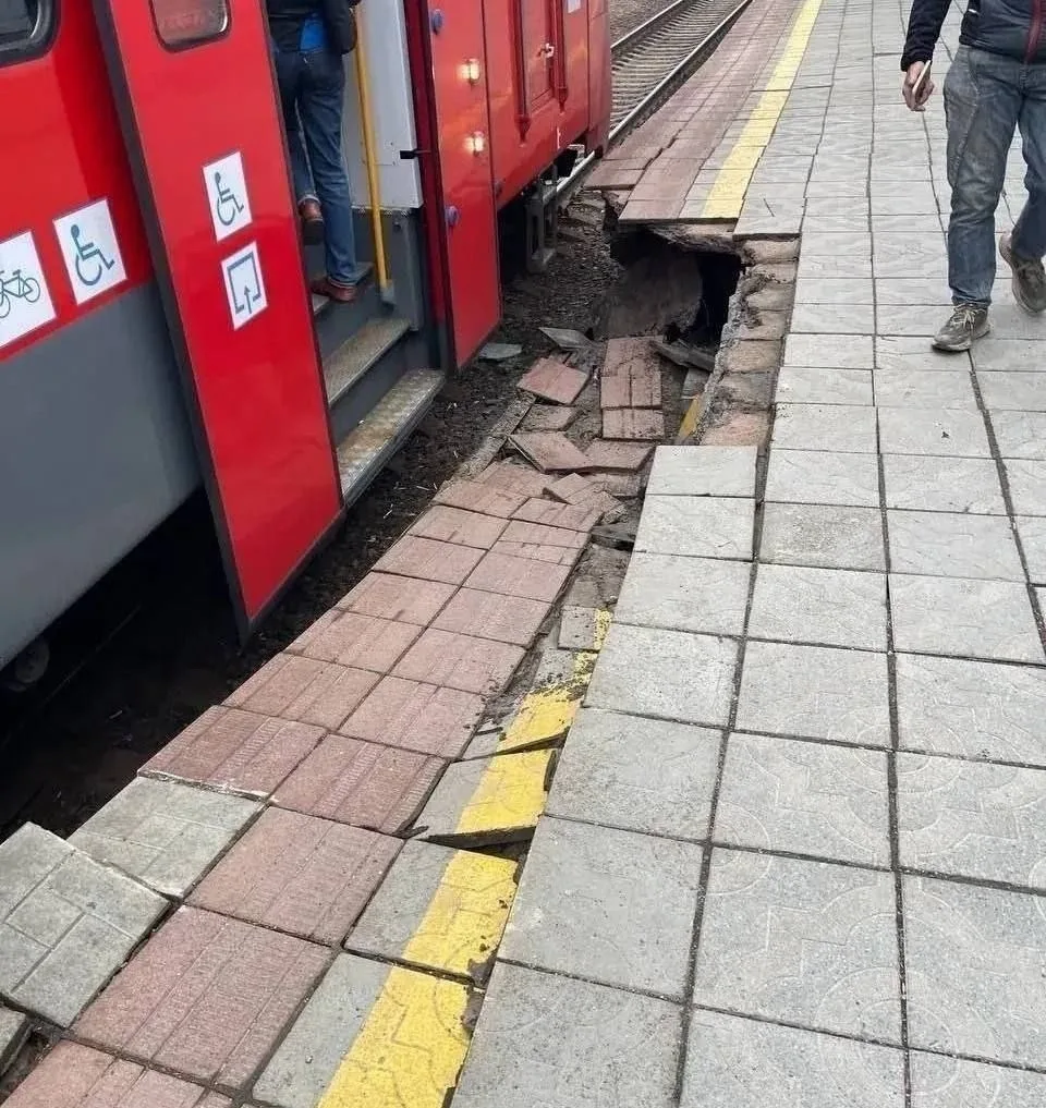 При посадке в электричку рухнул перрон  Сегодня утром в 8:24 во Владивостоке на станции Гайдамак во 