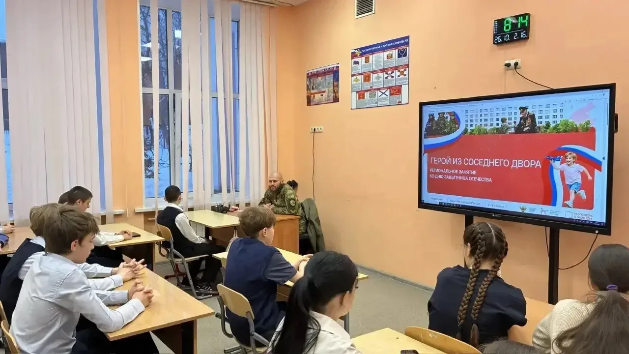 Новая учебная неделя началась с традиционной линейки, прослушивания и исполнения государственного ги