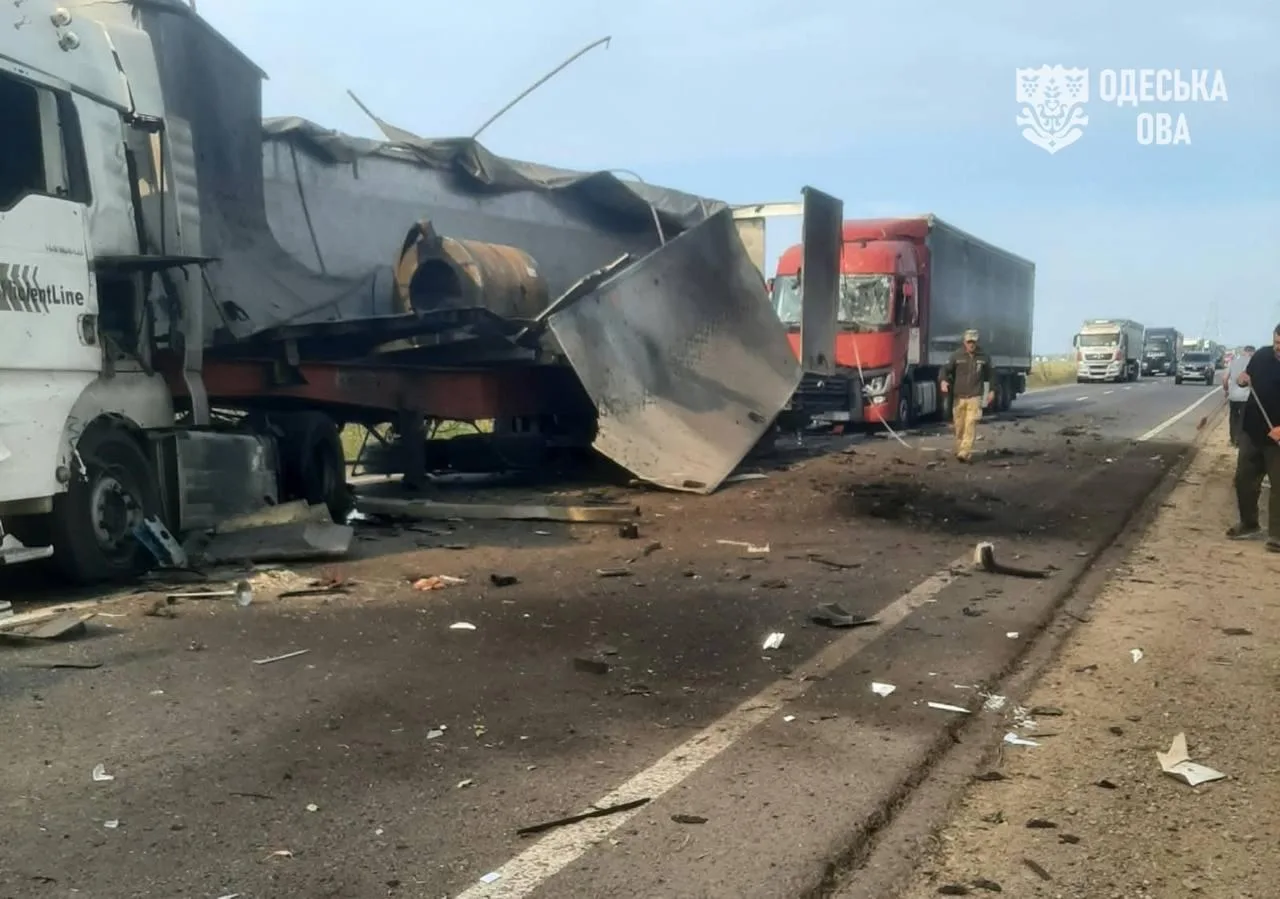 В Одесской области ВС РФ атаковали колонну грузовых авто.