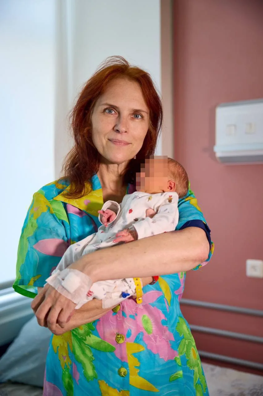 В Москве 60-летняя женщина в третий раз стала мамой. Доктор наук Марина К. изучает стар...