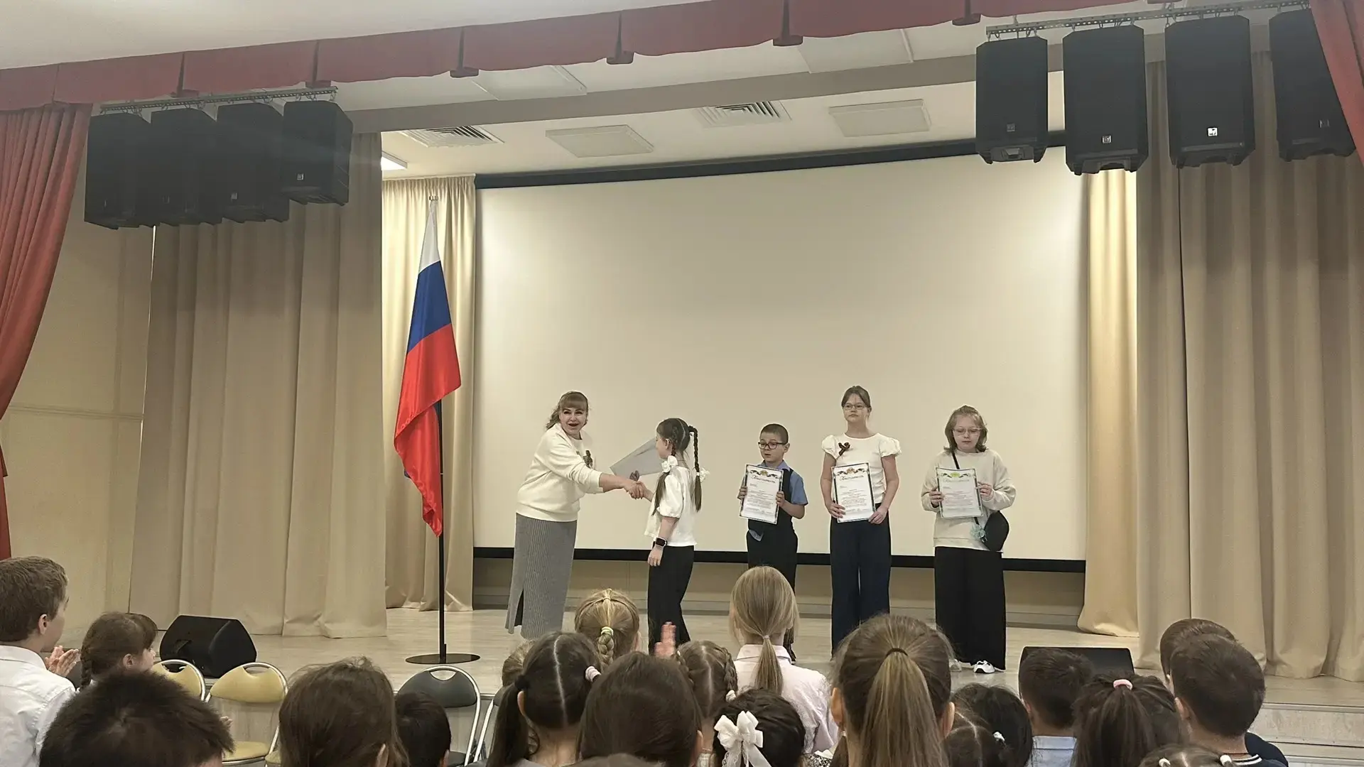 ✨ Сегодня в нашей школе (корпус на Феофанова) прошла еженедельная линейка, и атмосфера была просто н