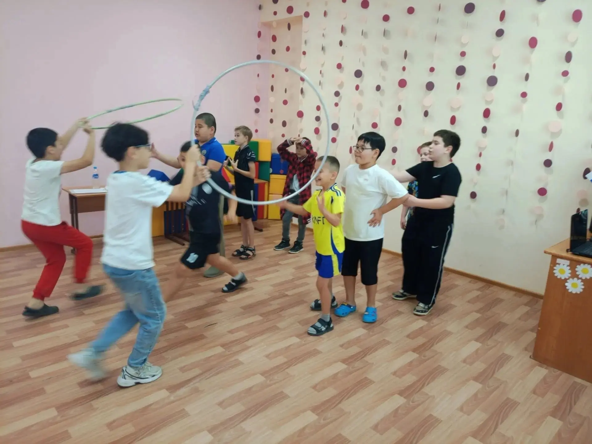 Новый день прошел как всегда интересно, познавательно, активно: зарядка, совместные игры, общение.

