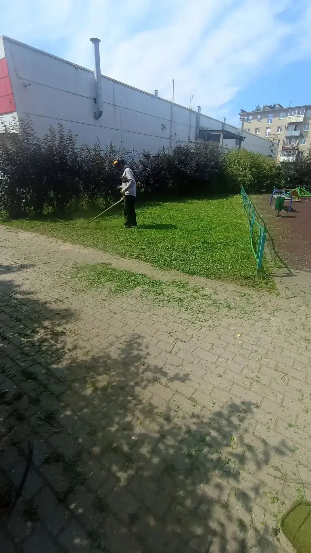 🧹🍃 Работы по благоустройству и наведению чистоты в городе Балабаново не останавливают...