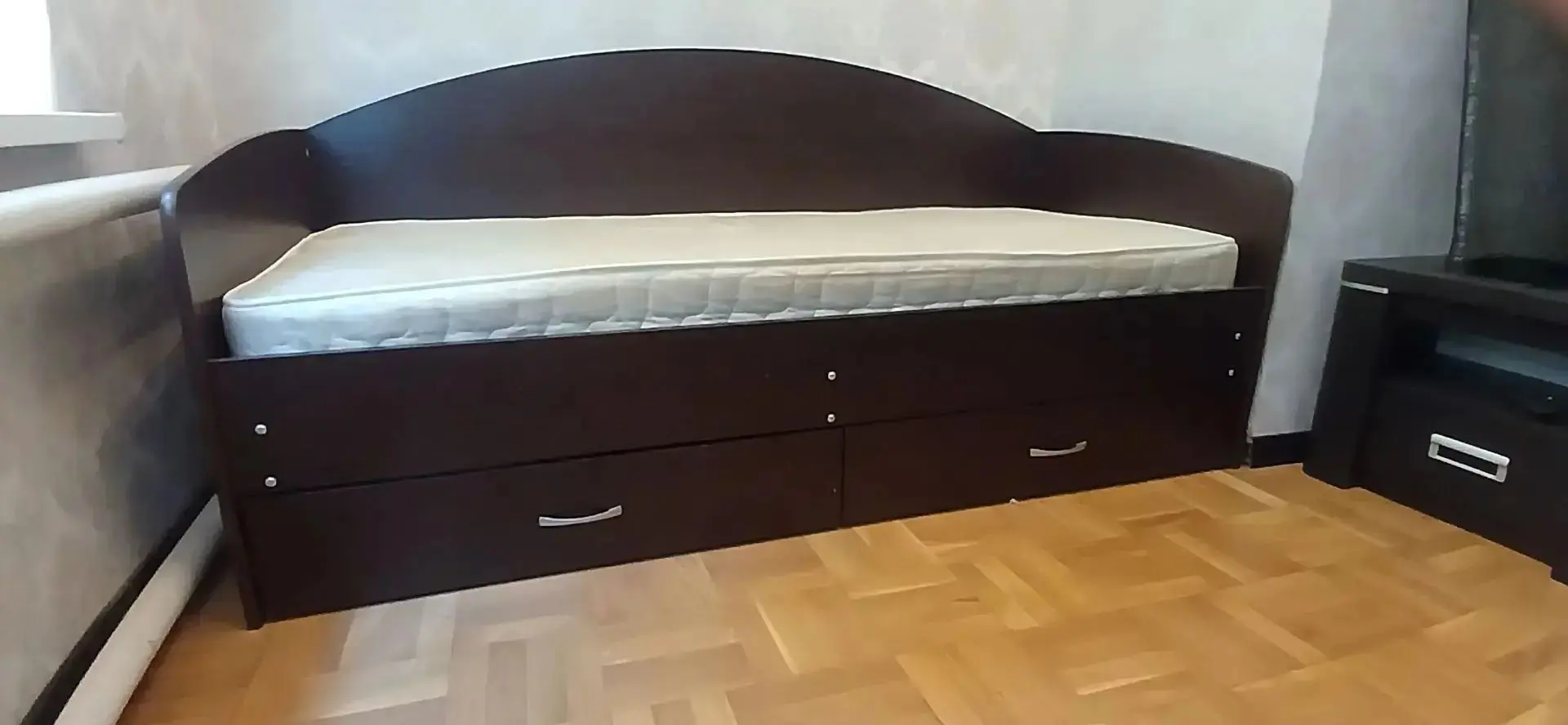 Кровать с ящиками для белья. Раз. 2×90 цена 8 тысяч. Звонить:89183210251 Майкоп Адыгея.
