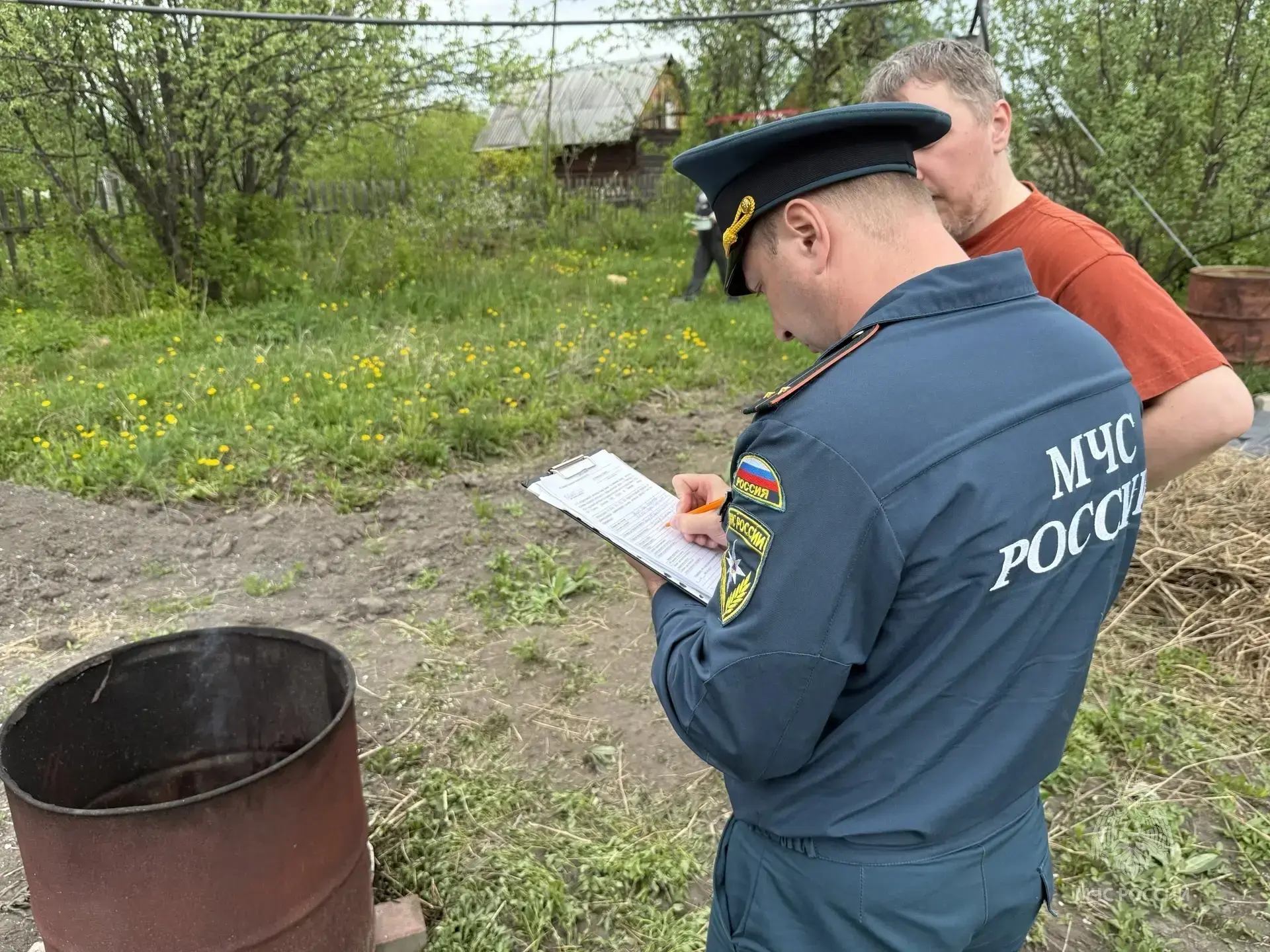 🫡 Приготовили еду на мангале — теперь грозит штраф  В тюменском СНТ «Липовый остров» сотрудники МЧС 