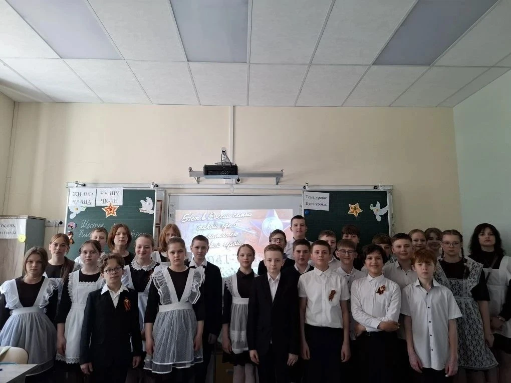 Помним героев вместе! 🌟📘   В 6В и 6Г классах прошёл  урок внеклассного чтения на тему: «Нет в России