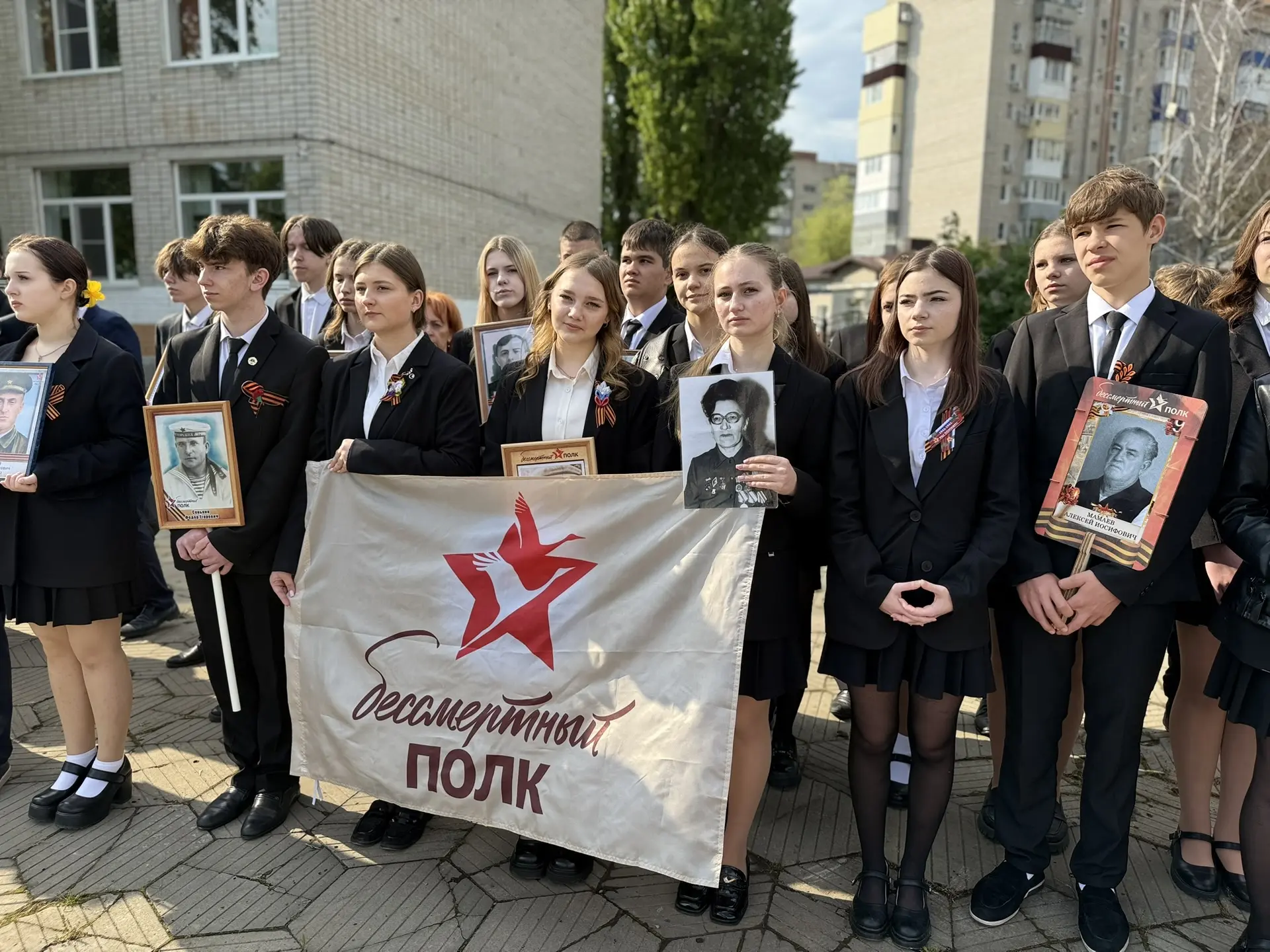 Сегодня в нашей гимназии прошла трогательная торжественная линейка «Бессмертный полк» 🕊️🇷🇺  На этих 