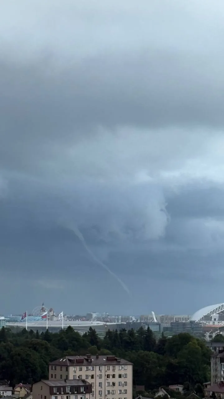 🌪️В Сириусе над морем сформировался небольшой смерч.