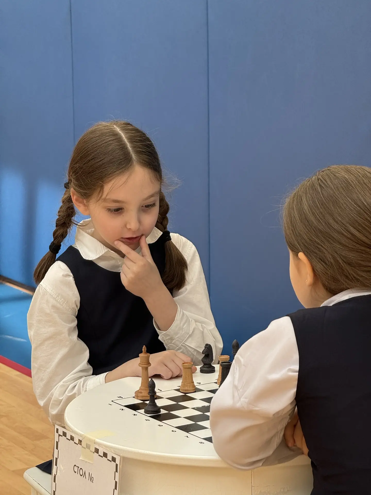 В начальной школе прямо сейчас идет шахматный турнир ♟️  Маленькие стратеги сражаются за звание лучш