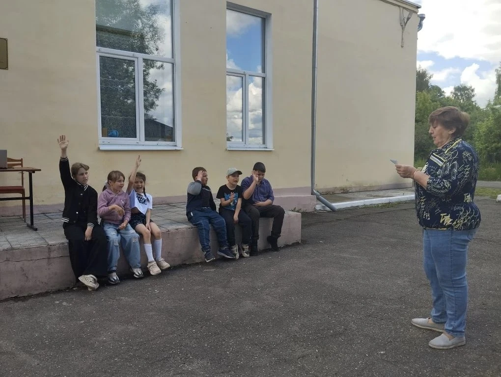 Для ребят из школьного лагеря работники Бородинского ДК провели игровую программу "Новы...