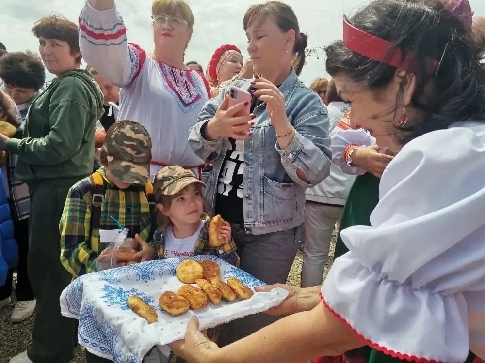 С радушием, песнями и кубанским угощением  В этнокомплексе «Атамань» прошел фестиваль «Атамань госте