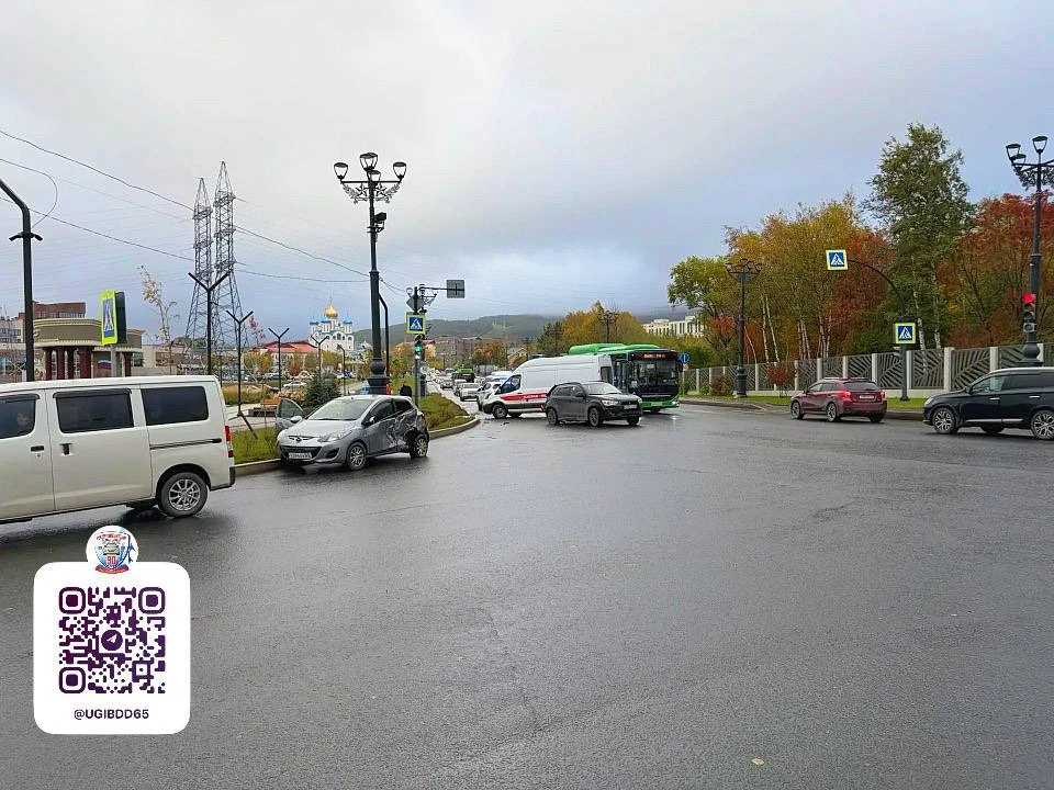 На улице Горького в Южно-Сахалинске столкнулись три иномарки, пострадала 10-летняя девочка