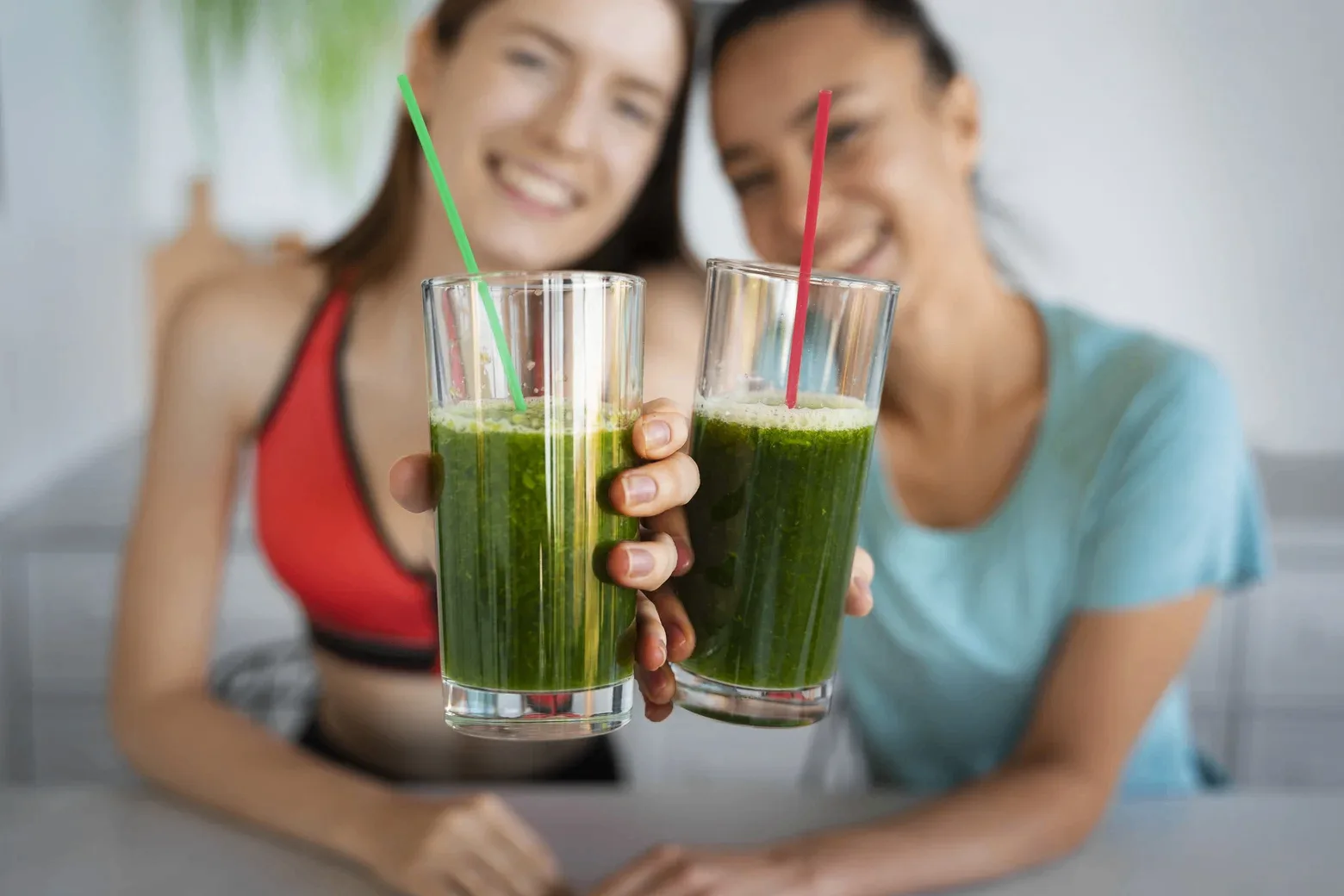 🥤 Смузи, обезжиренный творог и батончики: мифы о полезной еде