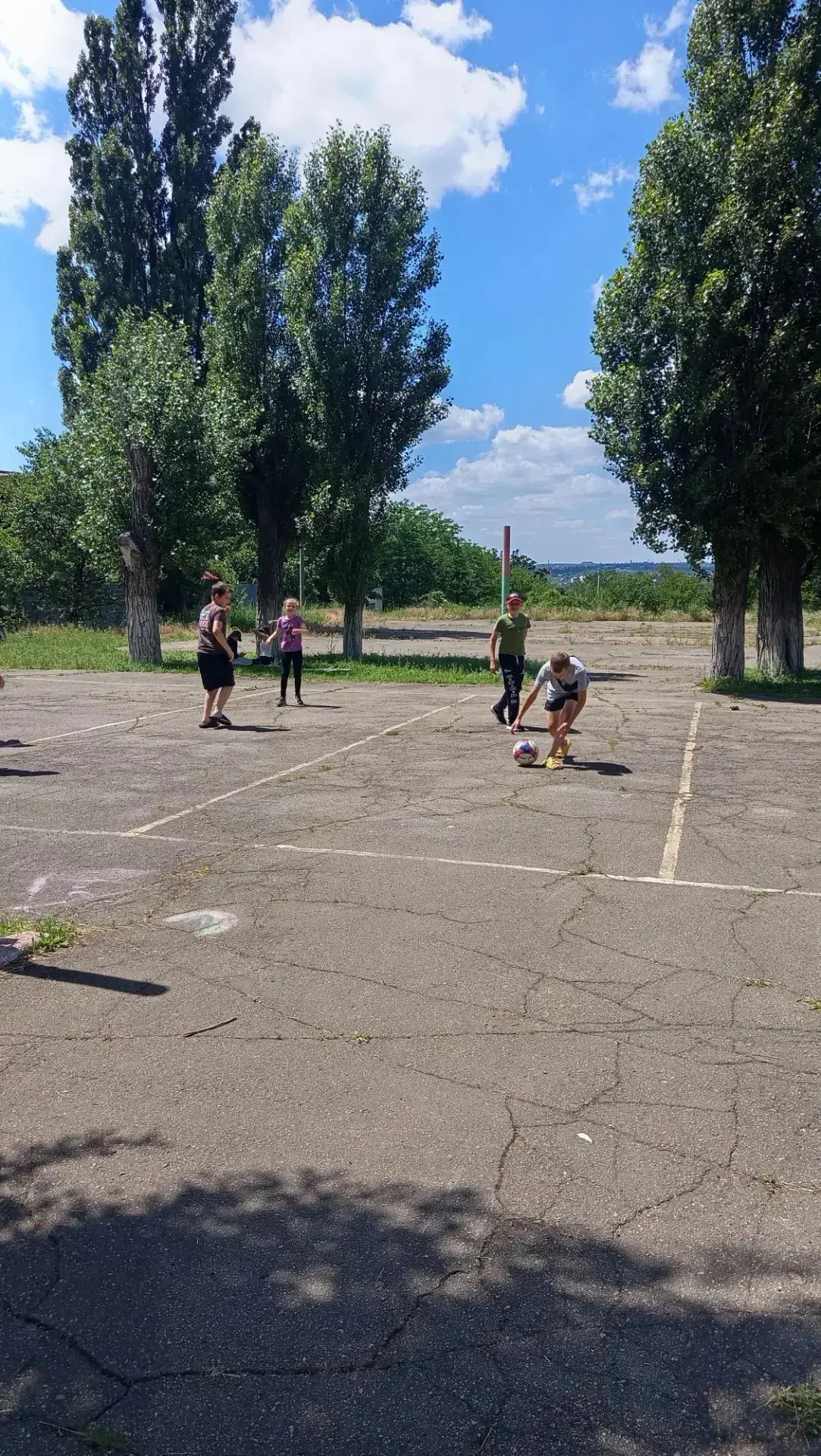 17 июня в лагере "Краски лета" культпоход в кинотеатр имени Артема. Ребята смотрели фильм "Побег из 