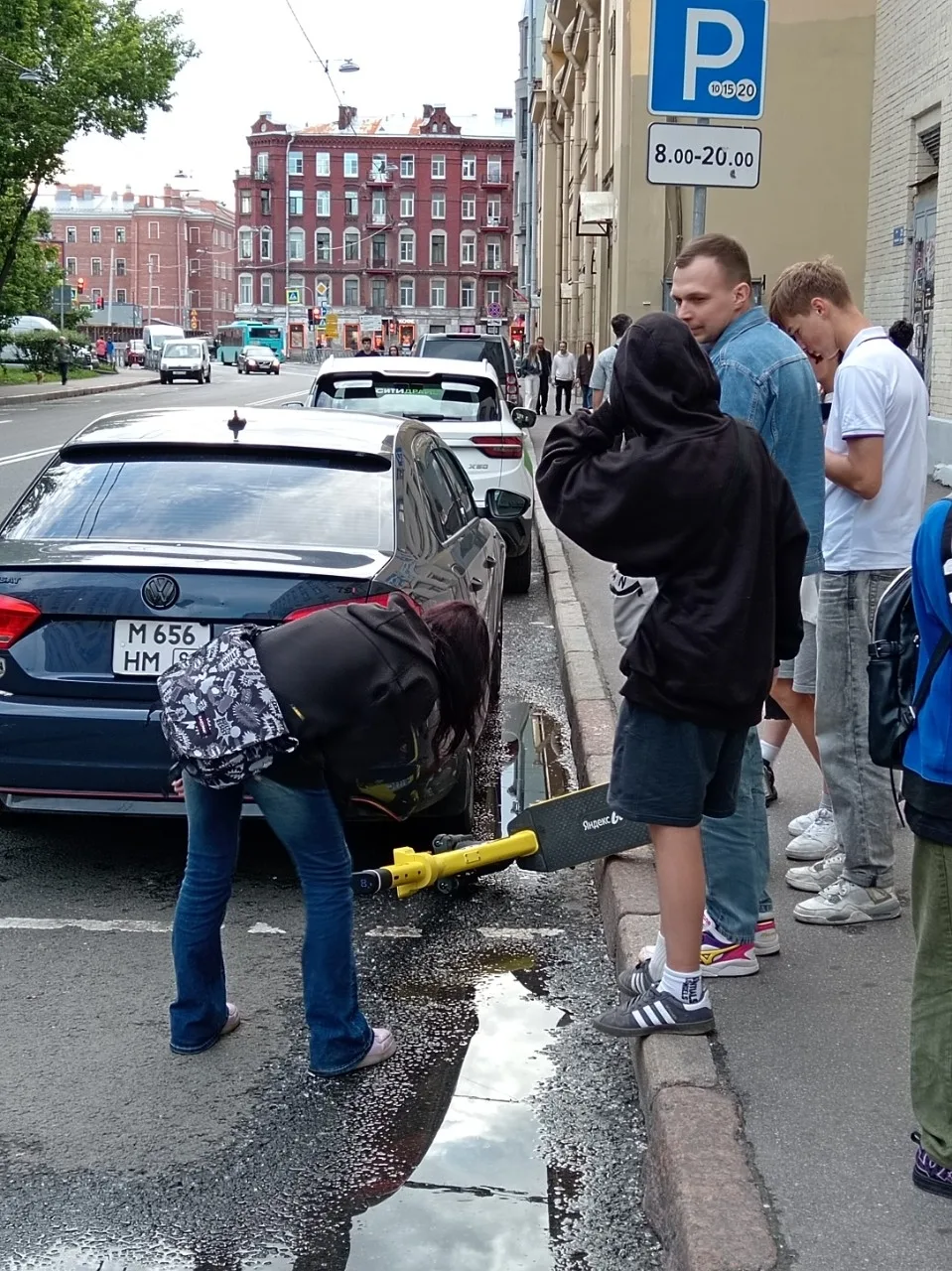 На Пионерской, 27 упавший самокат зацепил автомобиль. Судя по всему, находящиеся рядом подростки был