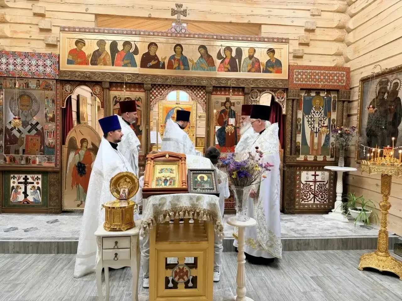 В Свято-Иннокентьевском храме  села Анга Качугского района (родина святителя Иннокентия, митрополита
