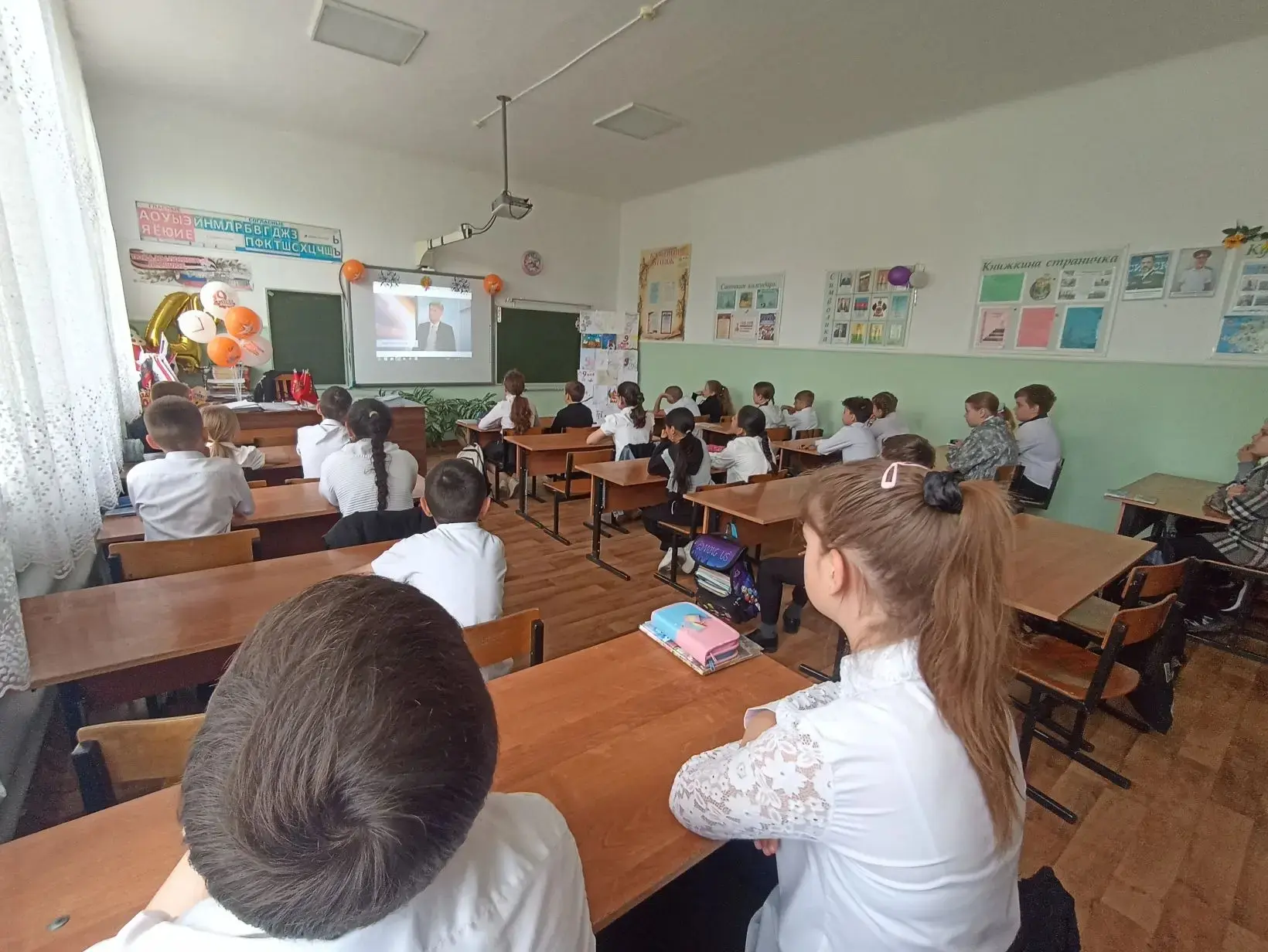 Новая учебная неделя в нашей школе традиционно началась с поднятия флагов и исполнения ...