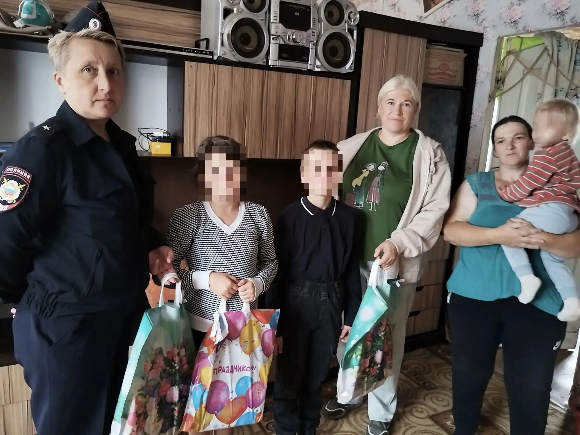 🎒В Юхновском округе полицейские присоединились к акции «Помоги пойти учиться»