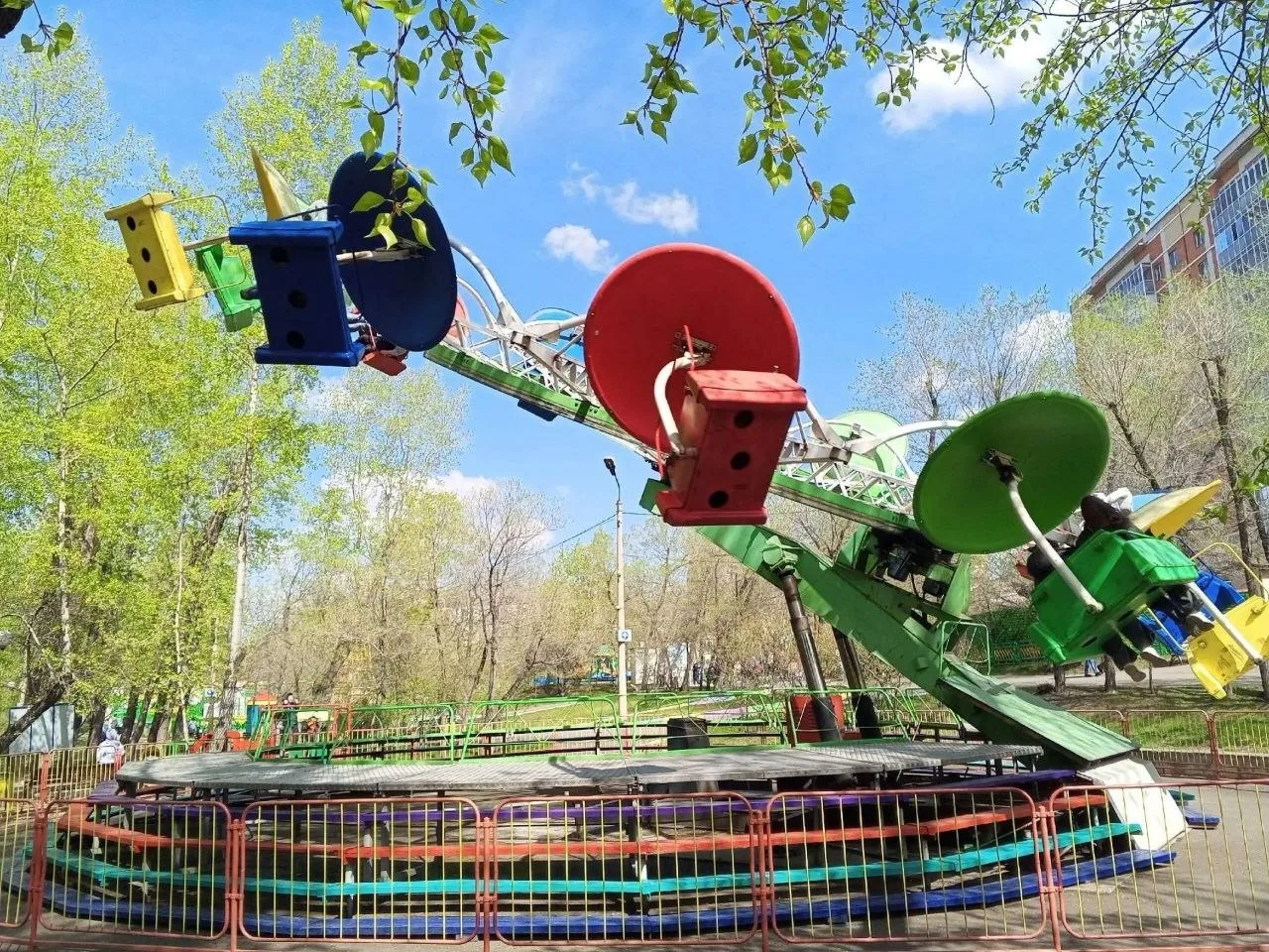 В выходные нас ждёт тепло и карусели!