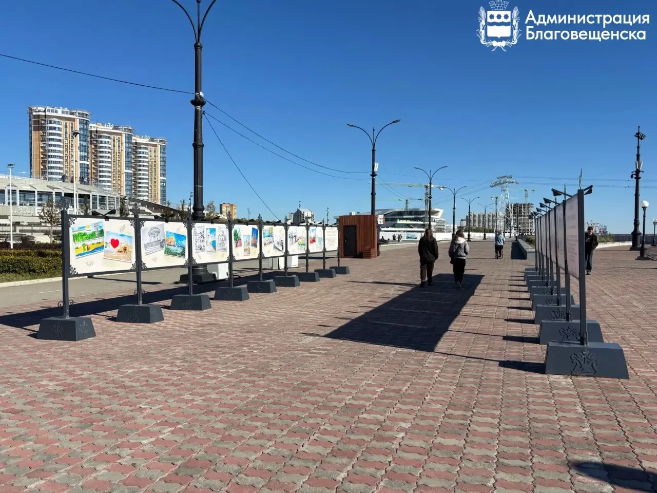 🇷🇺«Благовещенск — город детства»: у флагштока открылась выставка детских рисунков