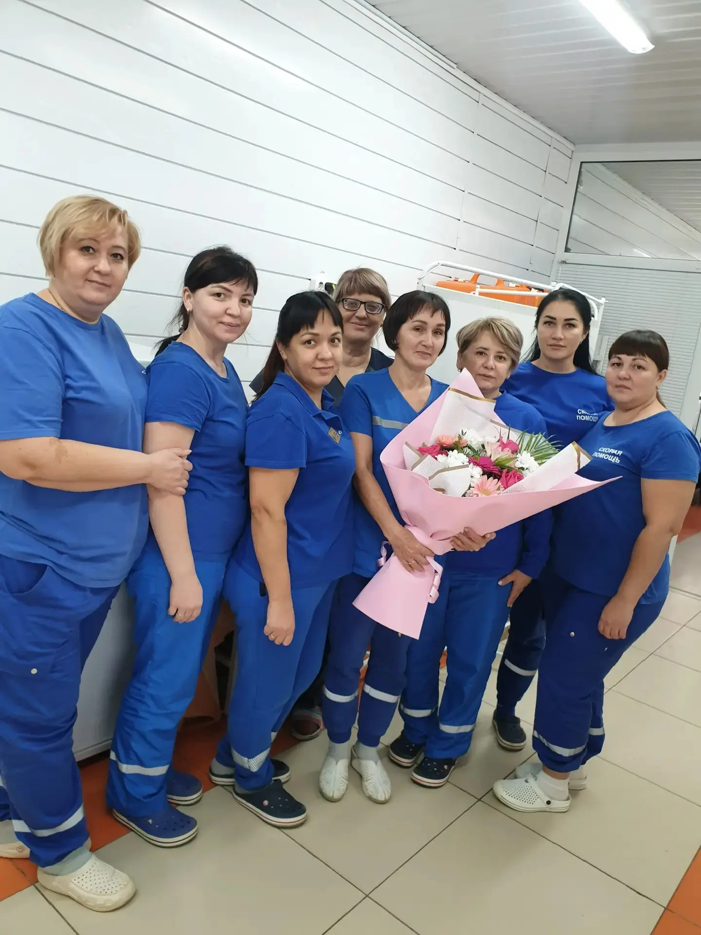 Арчада яшәүче 75 яшьлек бер апа Арча үзәк хастаханәсенең ашыгыч ярдәм бригадасына рәхмәт әйтә. "Минд