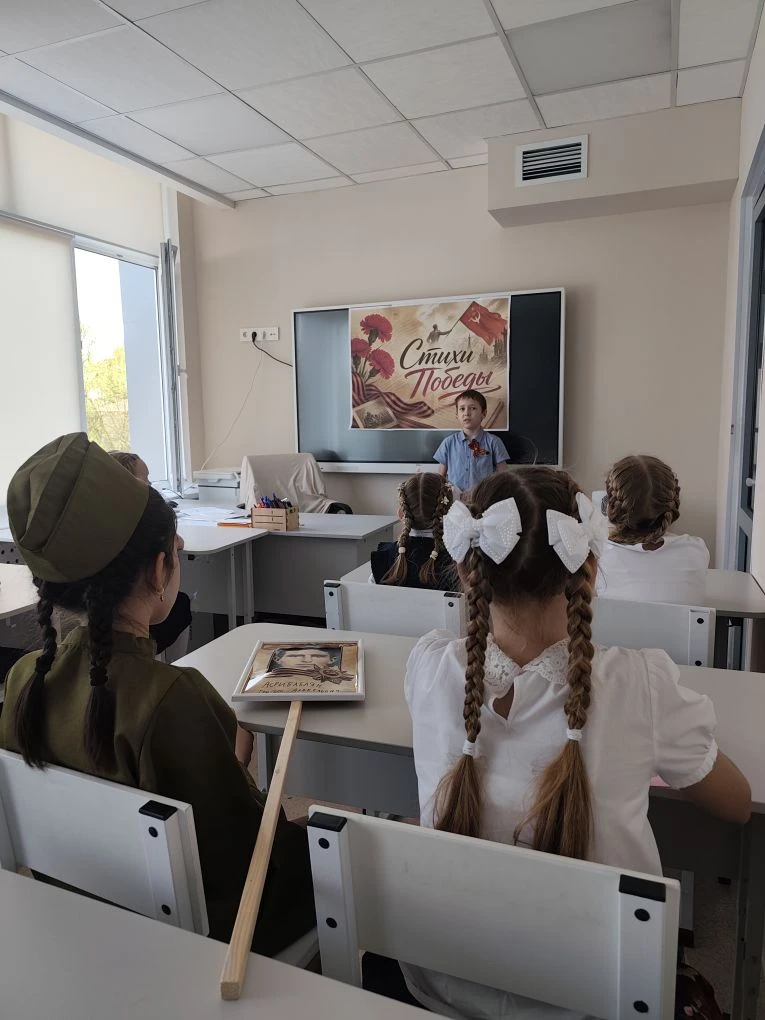 📖 В канун Дня Победы советник директора по воспитанию провела школьную акцию «Стихи Победы».  🕯️ В у