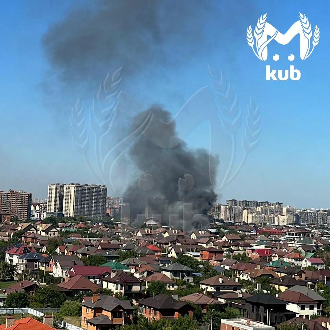 Крупный пожар вспыхнул в частном секторе Прикубанского округа. Горят два дома на улице ...