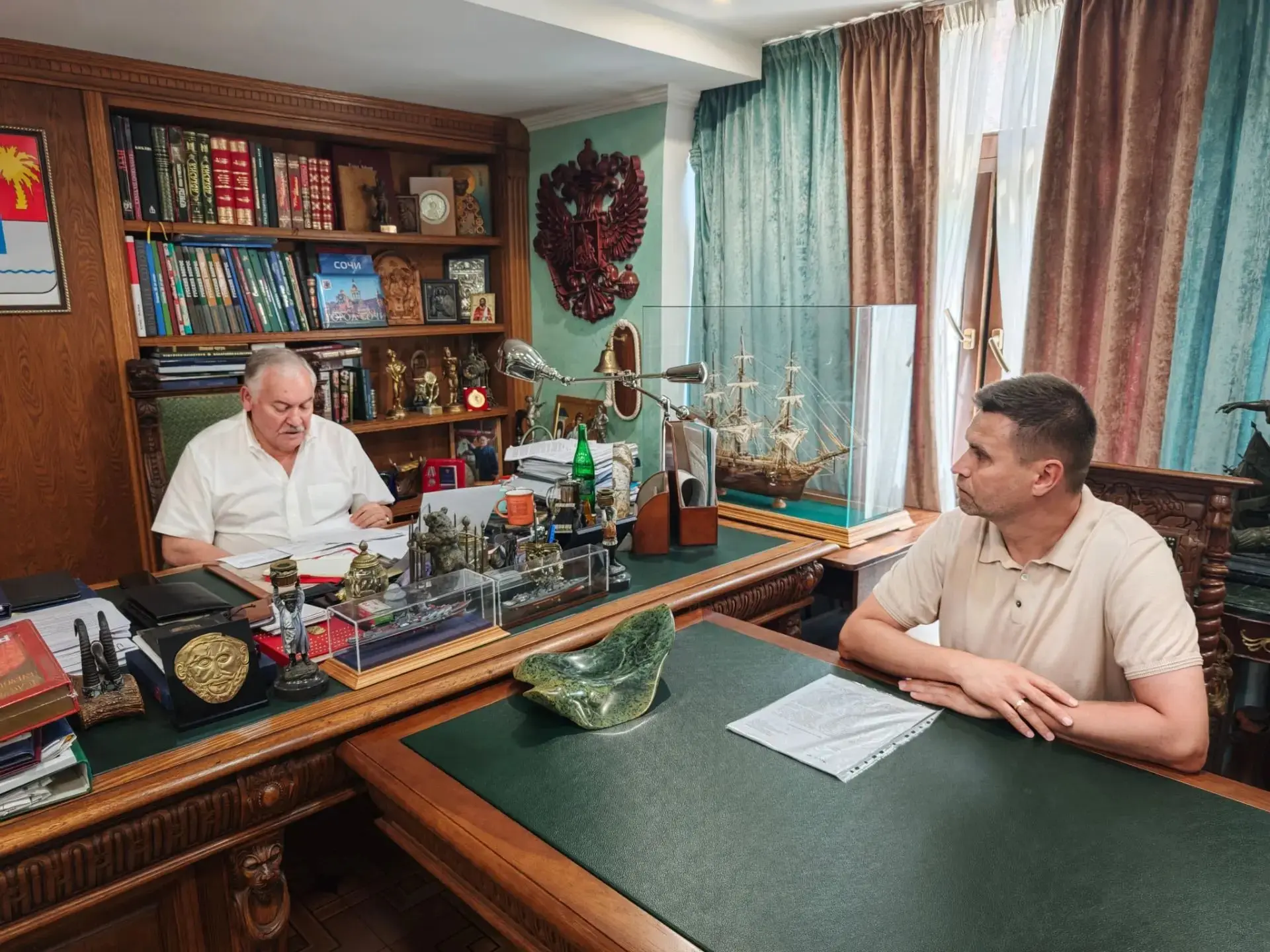 Константин Затулин добивается обустройства лестницы для детей к новой школе на Бытхе

Застройщик дол