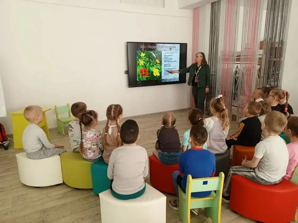 ✨ Музейный урок о первоцветах: первые вестники весны!  Сегодня в старшей группе прошёл увлекательный