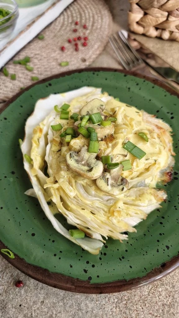 Обед: Запеченная капуста с ароматным грибным соусом   Вкусное постное блюдо, приготовленное из прост