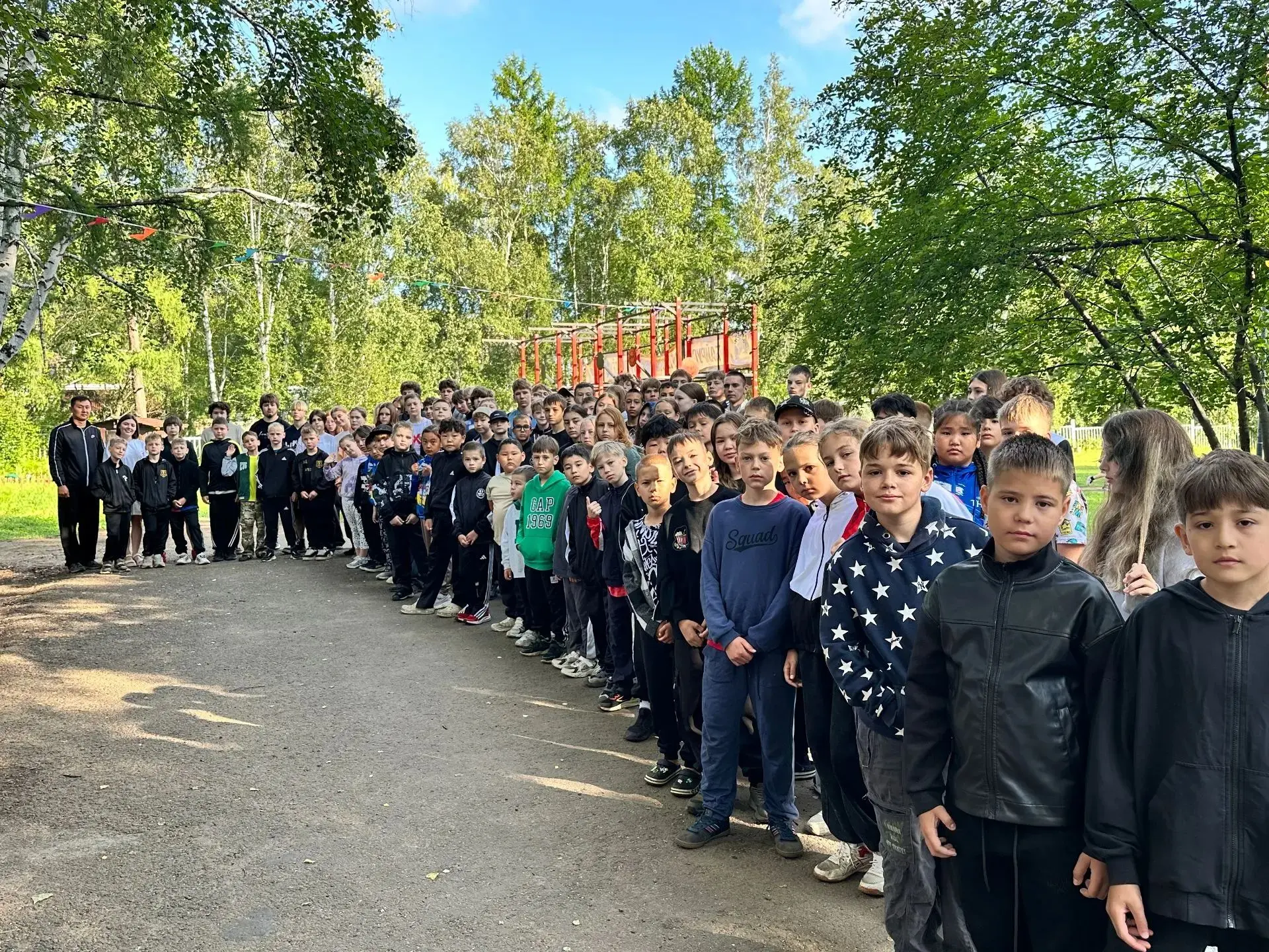 «Зарядка со стражем порядка»: в лагере «Байрус» утро началось спортивно
