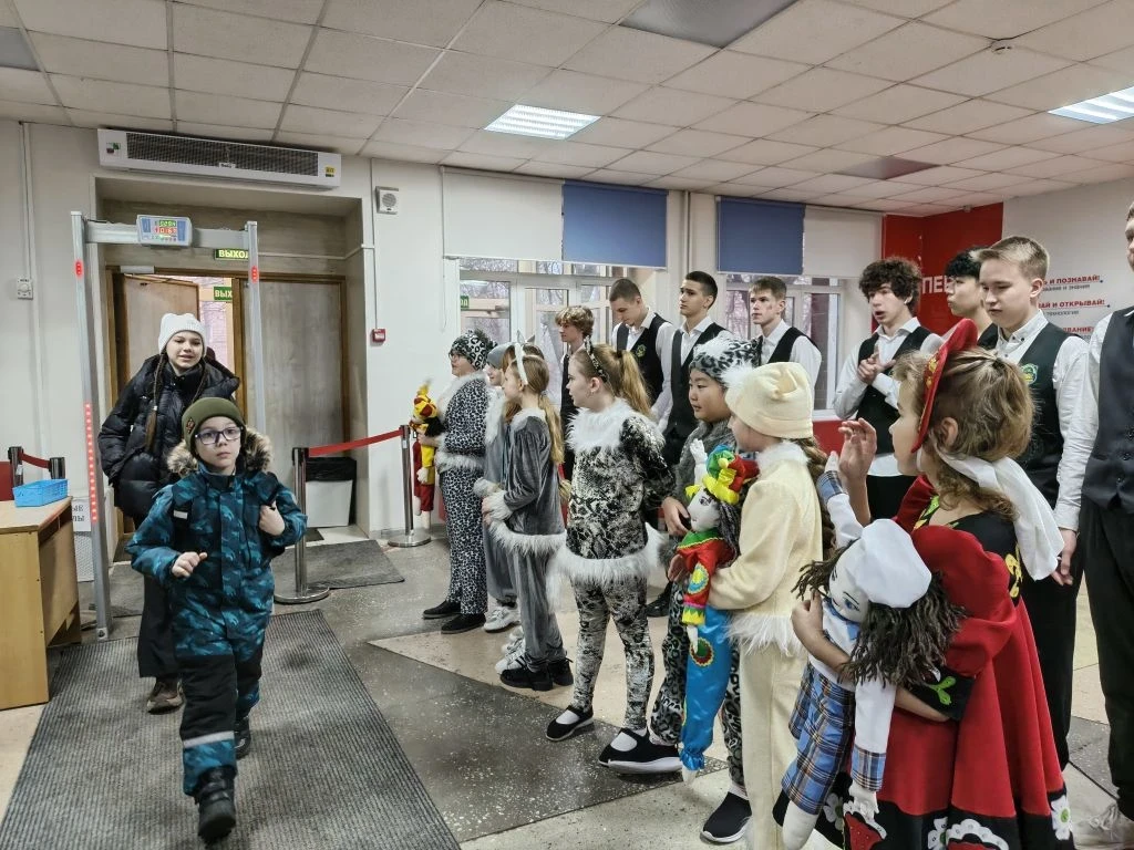 ✨ 27 марта — День театра! ✨  С самого утра в холле лицея царила настоящая творческая атмосфера! 🎭 Вс