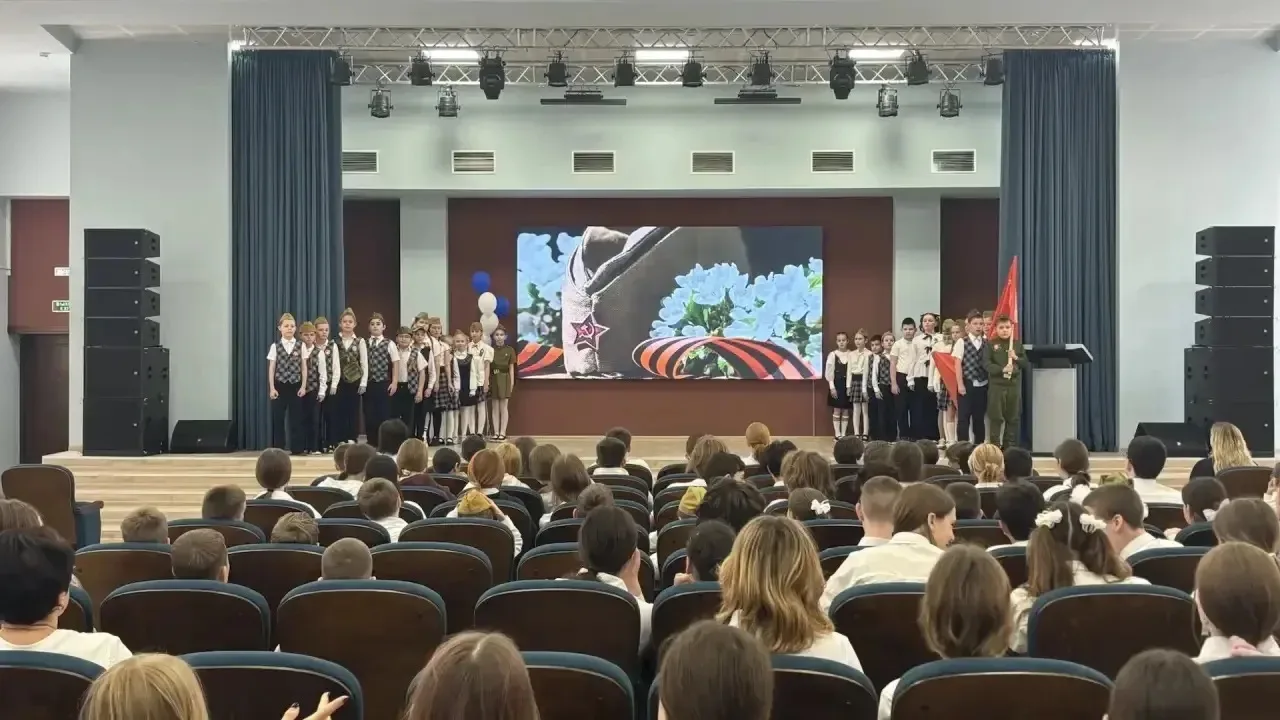 Сегодня, 7 мая 2026 года, в МАОУ «Школа 10» состоялся яркий и трогательный концерт, посвященный Дню 