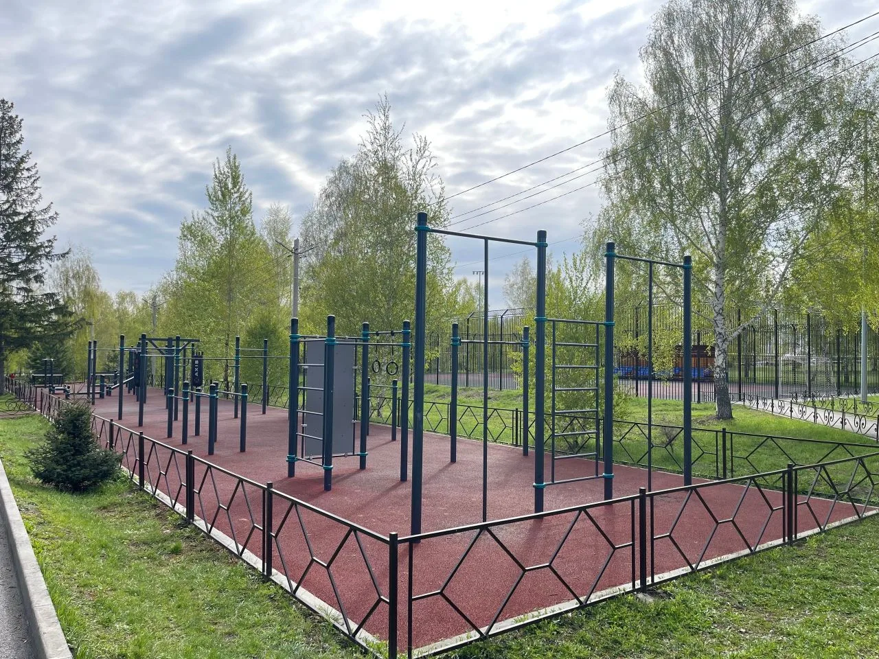 Воркаут-площадка: Ваш бесплатный фитнес-клуб под открытым небом.