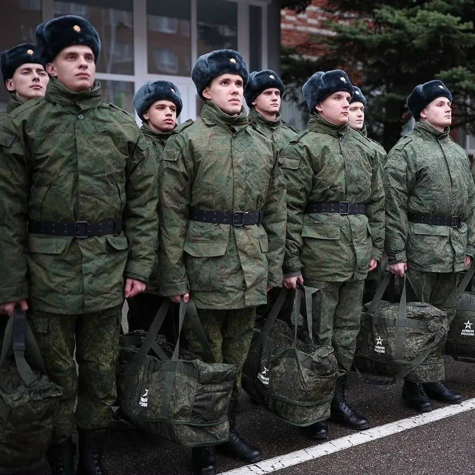 Около 120 тысяч российских призывников направят осенью на срочную службу, заявили в Ген...