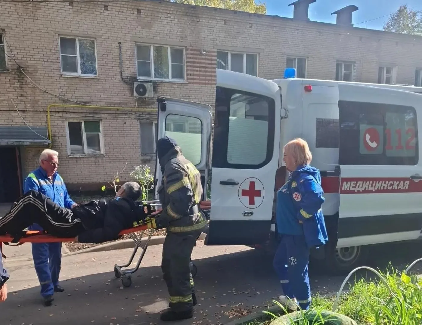 В Малино спасатели помогли медикам госпитализировать мужчину с переломом шейки бедра.