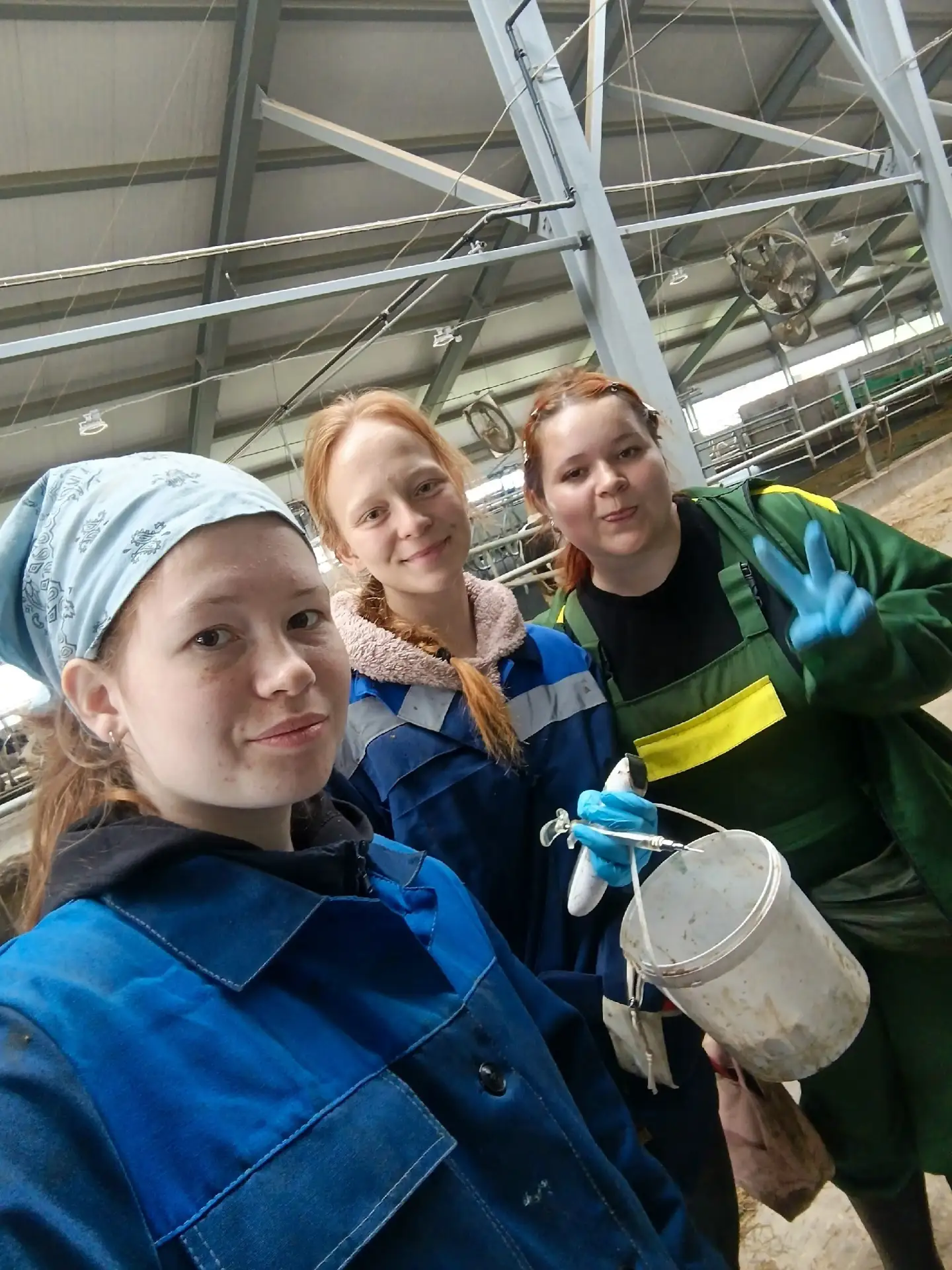 💧 Пока в городе все прячутся от дождя, бойцы студотряда «Компас» без устали трудятся на животноводч